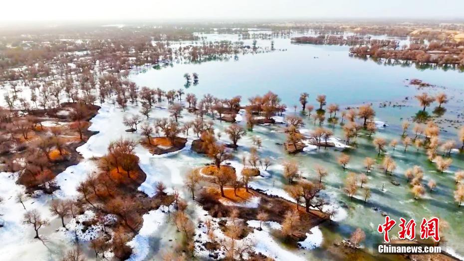 上空からとらえた雪と氷の融解すすむロプノール湿地　新彊