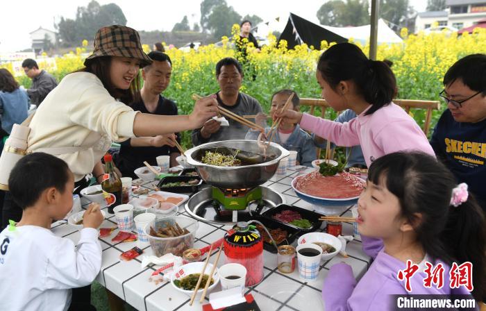 花より団子ならぬ花より鍋！菜の花畑で名物のピリ辛鍋楽しむ重慶市民