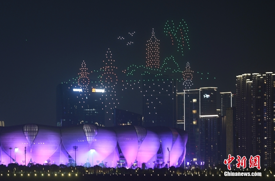 杭州市西湖にある雷峰塔や三潭印月を夜空に描き出したドローンショー（3月7日撮影・王剛）。