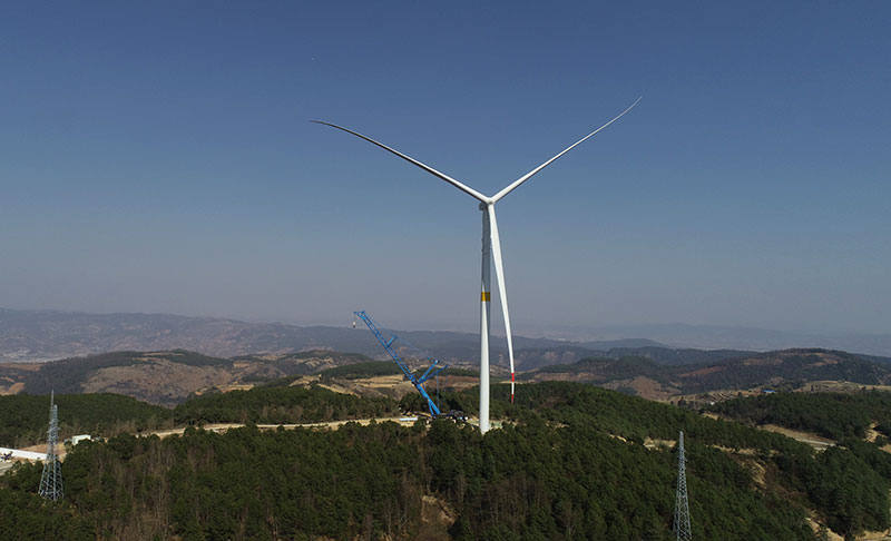 風力発電機のブレード取付作業に迫る！高さは40階建てのビルに相当