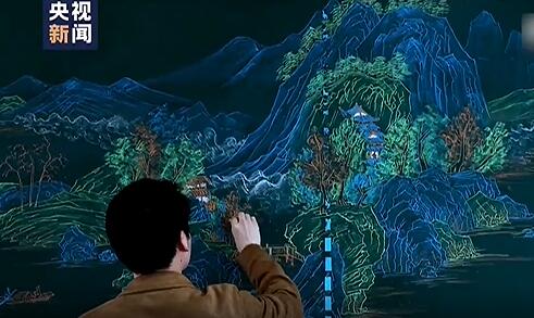 美術教師が黒板に描いた圧巻の風景画　河南省