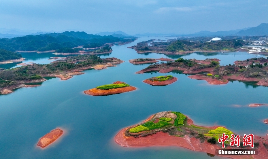 カラフルな春の景色広がる千鳥湖の島々　浙江省淳安