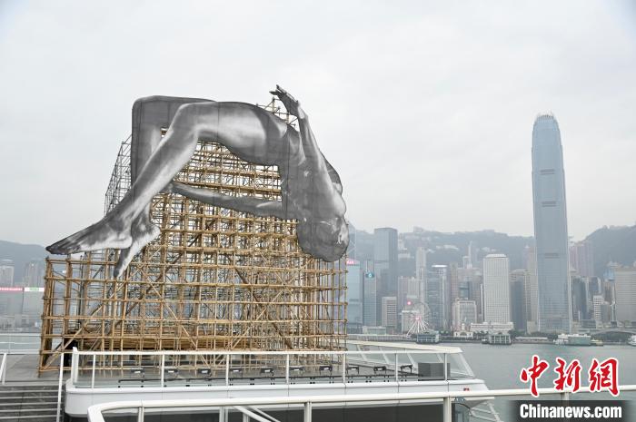 仏アーティストJRによるビクトリアハーバーを「跳ぶ」巨大オブジェ　香港特区