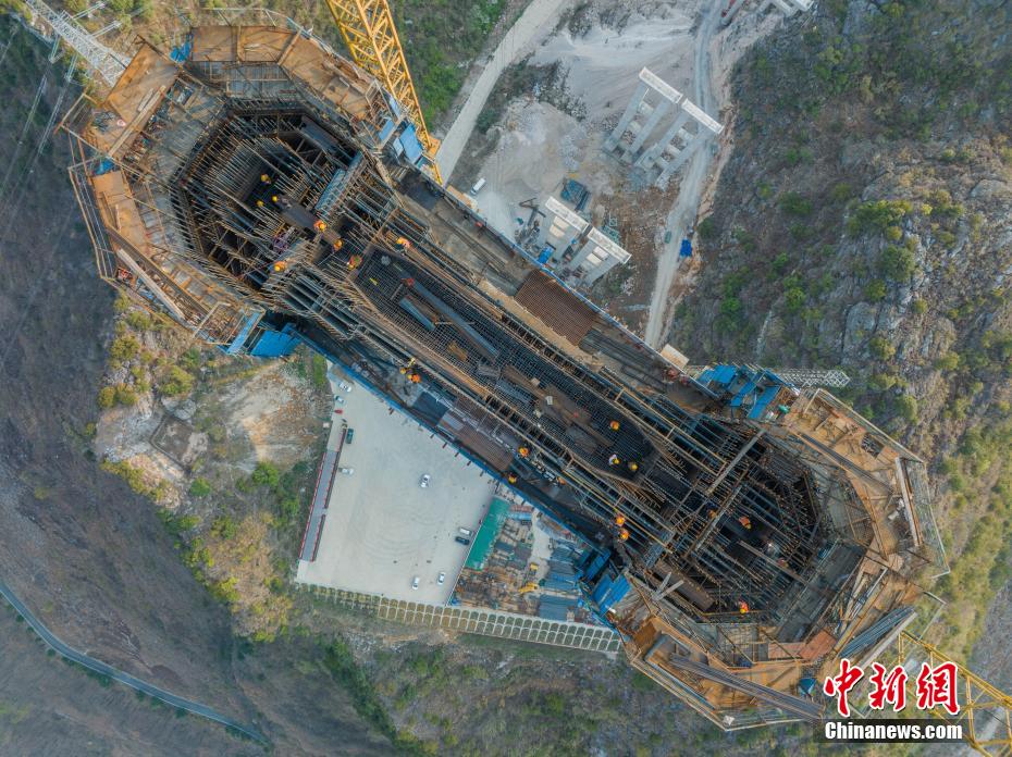 大詰めを迎えた花江峡谷大橋の建設　貴州省