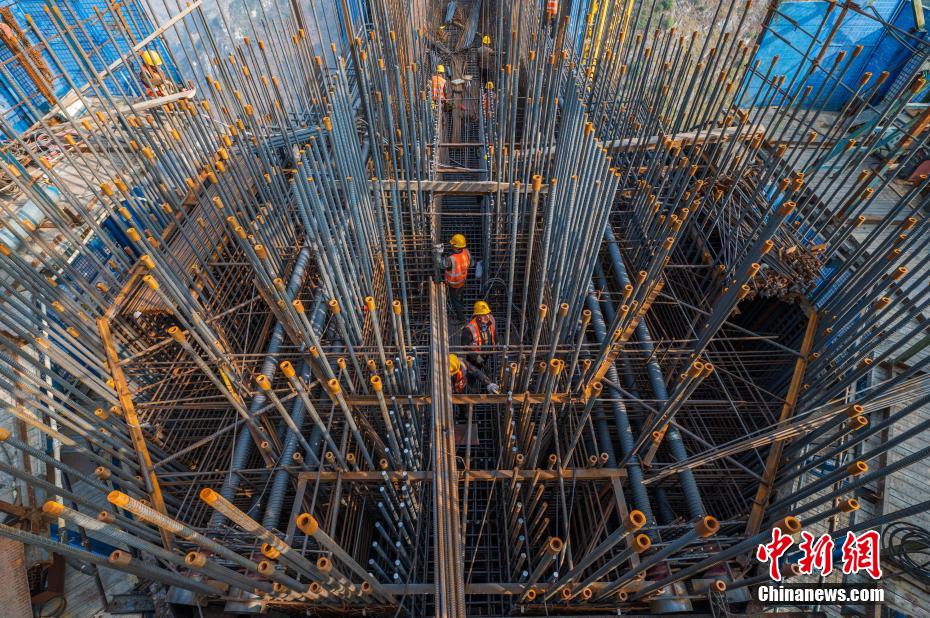 大詰めを迎えた花江峡谷大橋の建設　貴州省