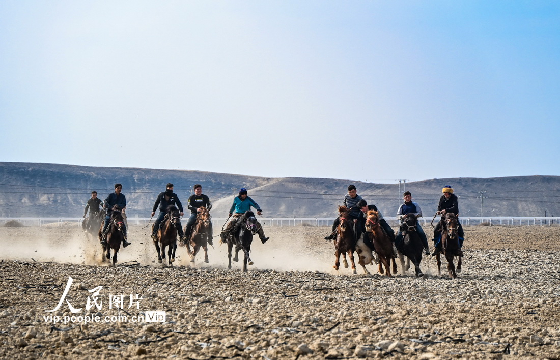 新疆呼図壁で披露された伝統的な競馬パフォーマンス（撮影・陶維明/写真著作権は人民図片が所有のため転載禁止）。