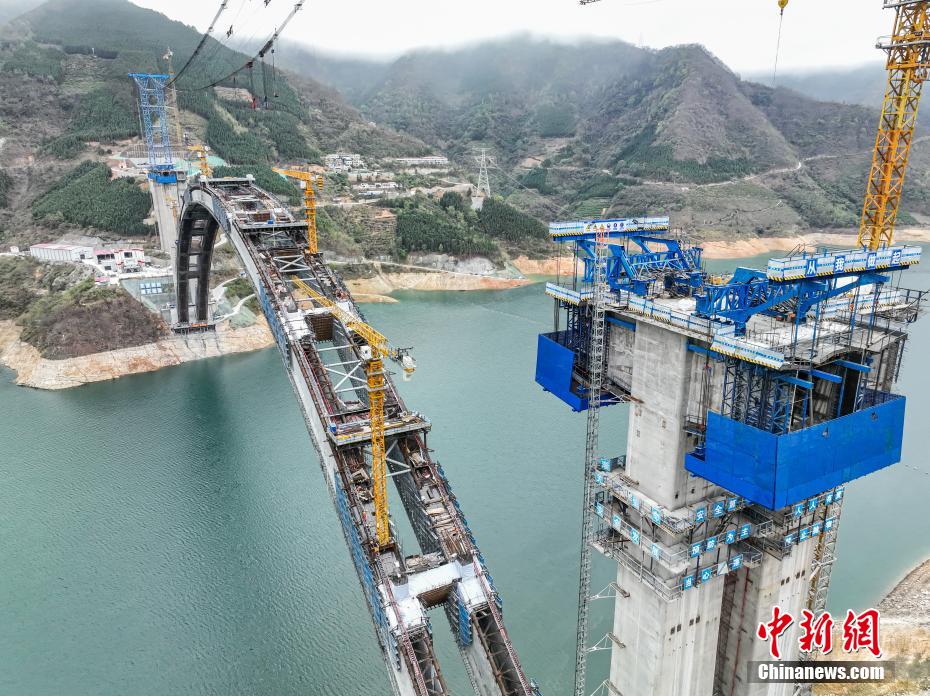 建設が進む世界最大スパンのアーチ橋を上空から撮影　広西