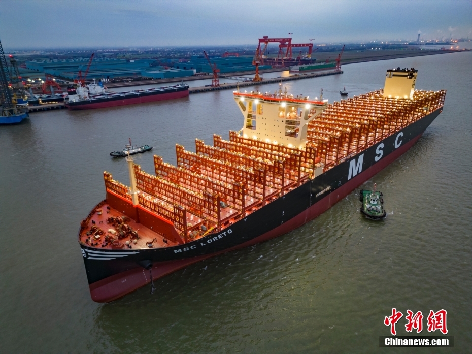 バースを離れる世界最大の新造コンテナ船「鑫福103」（撮影・袁新宇）。