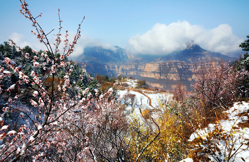 雪化粧を施された太行山の絶景