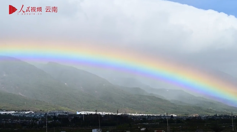 雲南省大理に現れた美しい虹