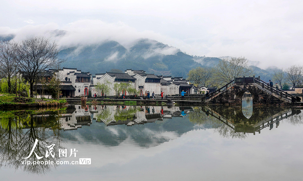 雨上がりの趣ある古村の景色（撮影・施亜磊/写真著作権は人民図片が所有のため転載禁止）。