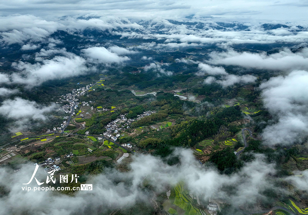 雨上がりの趣ある古村の景色　安徽省黄山