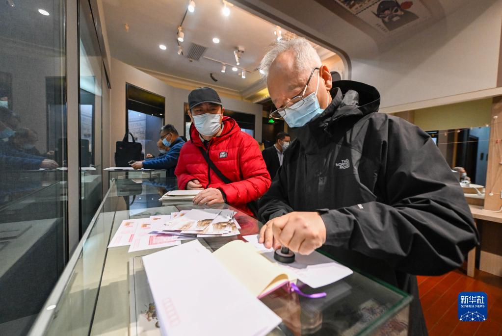 中国近代郵政事業145周年記念の封筒と絵はがきが天津で発行
