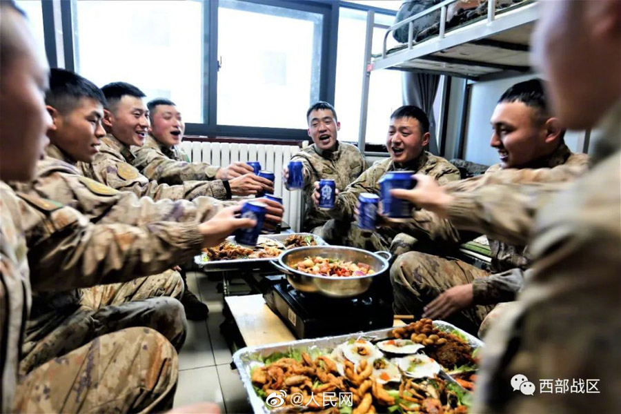 高原駐屯地での訓練に励む兵士たちが海鮮料理を堪能