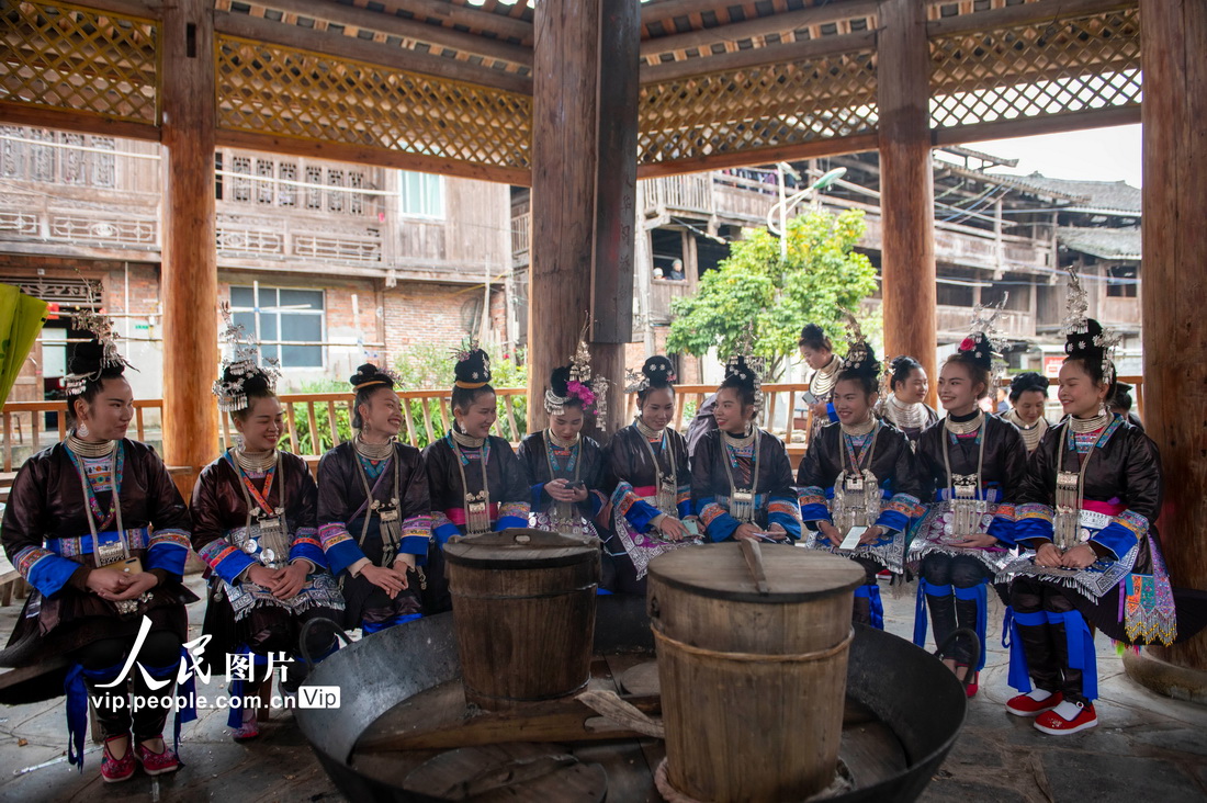 「春社節」を祝う侗族の人々　貴州省従江
