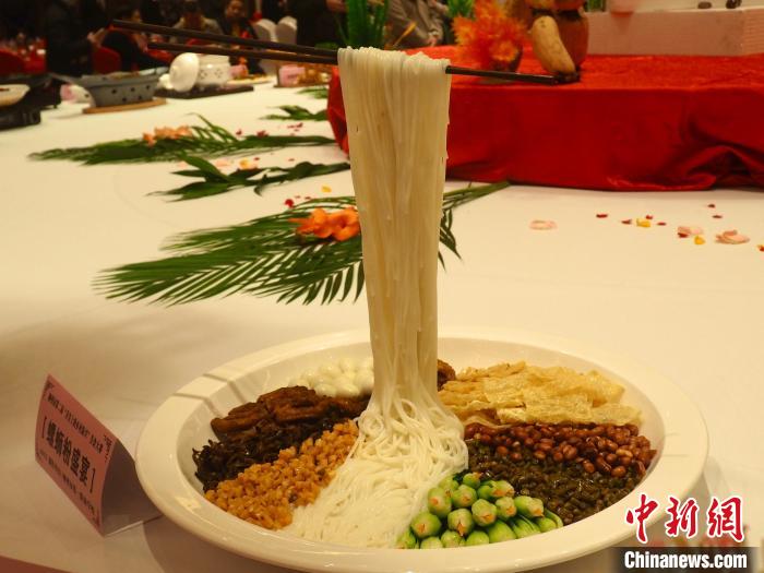 農村振興グルメ展に展示されたタニシ料理の数々　広西柳州