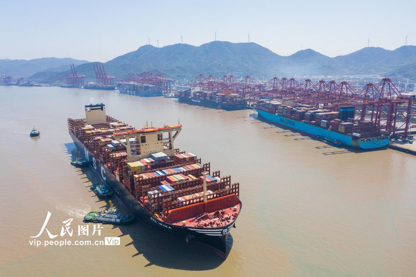 舟山港に世界最大規模のコンテナ船が入港　浙江省寧波