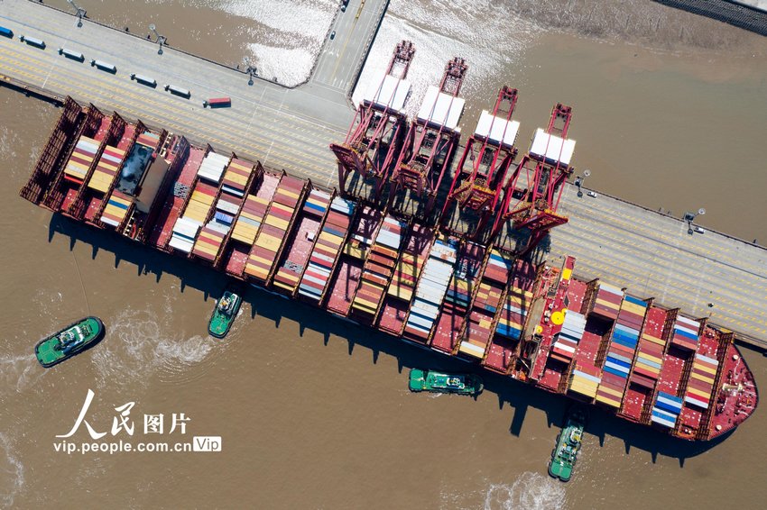 舟山港に世界最大規模のコンテナ船が入港　浙江省寧波