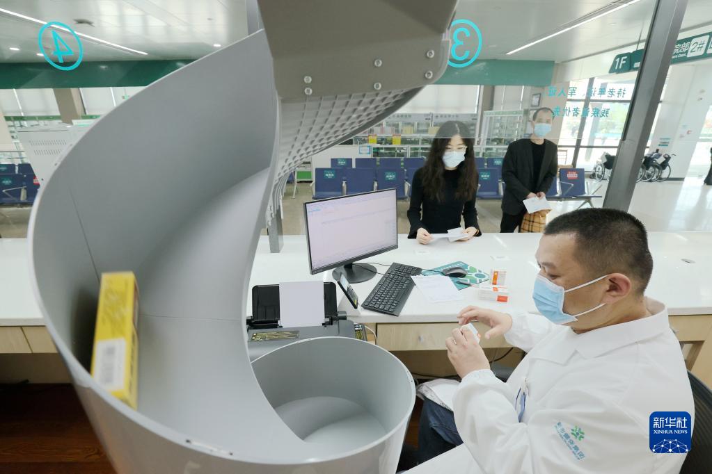 浙江省湖州市徳清県第三人民病院で、薬のチェックをする薬剤師（4月2日撮影・謝尚国）。