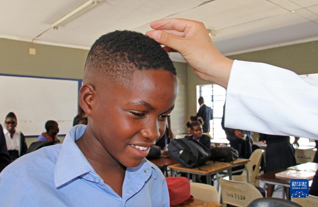 4月3日、ナミビアの首都ウィントフックにあるエマニュエル・シルフィード中学の教室で、鍼灸治療を体験する生徒。