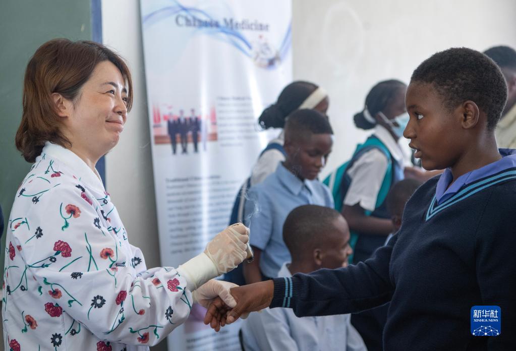 ナミビア支援中国医療チーム、現地の中学校で中医学文化を紹介