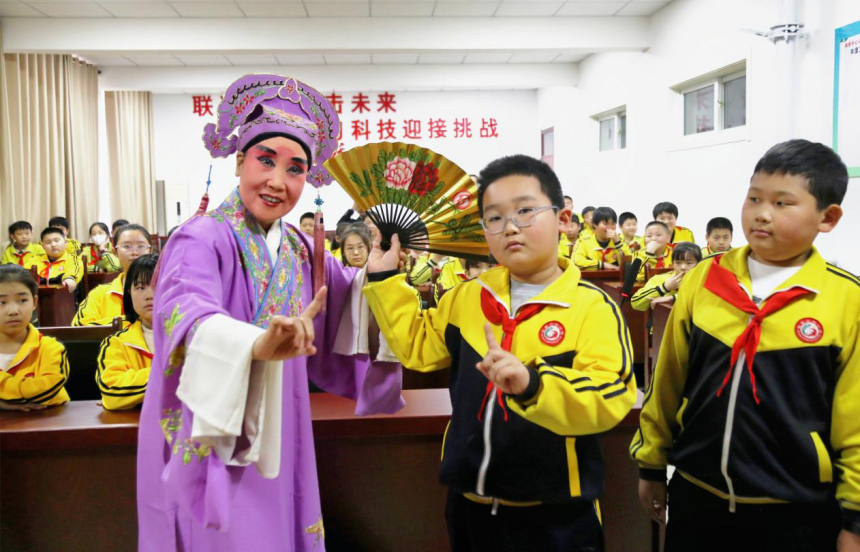 小学生が伝統演劇を体験　河北省塩山