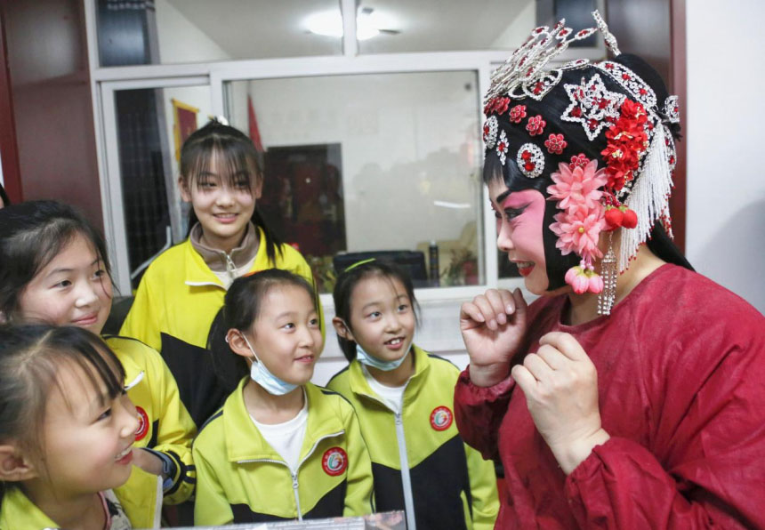 小学生が伝統演劇を体験　河北省塩山