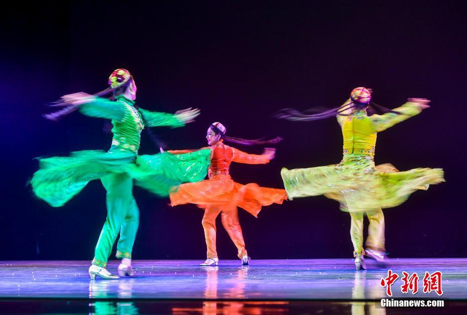 新疆維吾爾自治区烏魯木斉市で開催された「第1回新疆文化芸術祭ダンスコンテスト」（4月6日撮影・劉新）。