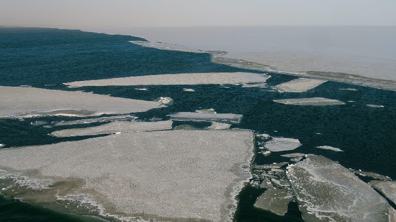 中国最大の内陸湖・青海湖の解氷始まる