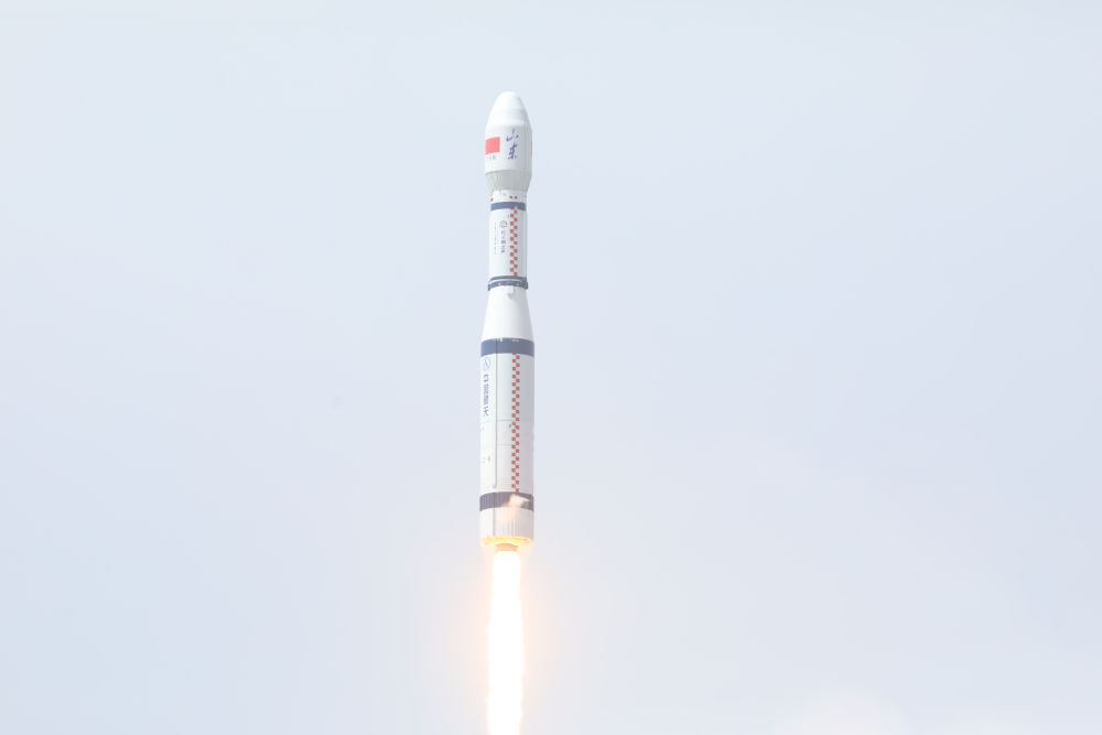 中国は2021年4月27日に太原衛星発射センターでキャリアロケット「長征6号」を使い、「斉魯1号」「斉魯4号」「仏山1号」というメイン衛星3基を予定の軌道に投入した。今回のミッションではさらに、「中安国通1号」「天啓星座09星」「起源太空NEO-1」「泰景2号01星」「金紫荊1号」「霊鵲1号D02」の衛星6基が打ち上げられた。これは長征シリーズ初の「ライドシェアロケット」打ち上げミッションだった。新華社