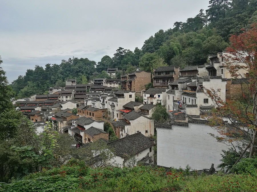 山に囲まれた古代の村