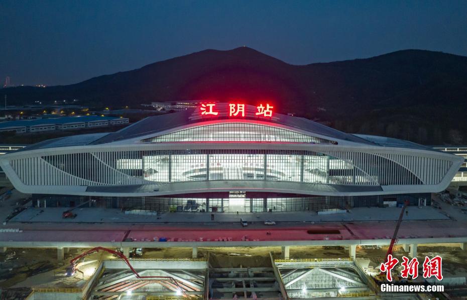 上空から撮影した滬寧沿江高速鉄道の江陰駅（4月10日撮影・泱波）。