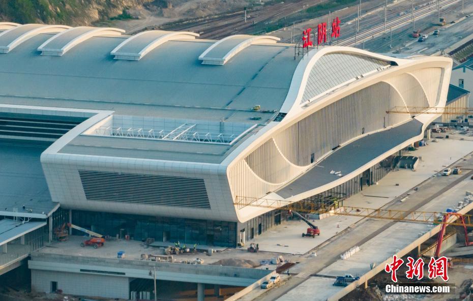 滬寧沿江高速鉄道の江陰駅、「出港する巨船」のような勇姿　江蘇省無錫市
