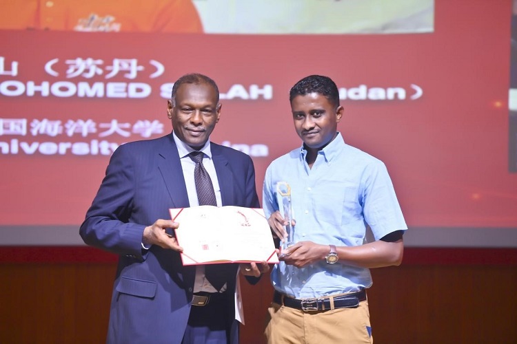 受賞監督に賞を授与する在中国スーダン大使館のオマル・ザディグ大使（写真提供・北京師範大学）。