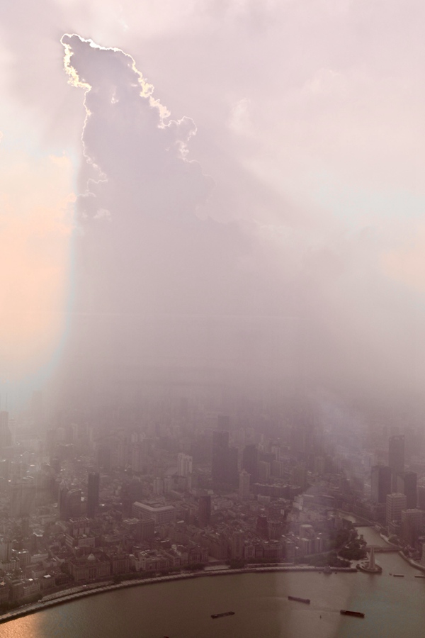 上海タワーから見た発達中の積乱雲