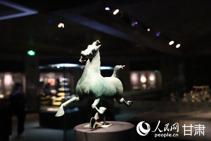甘粛省博物館が「神馬」描いたカフェラテを新発売