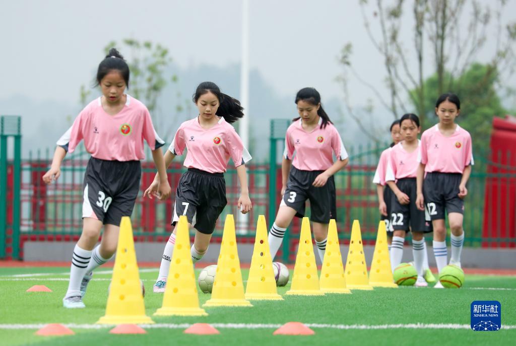グラウンドで夢を追いかける小・中・高校の女子サッカークラブ　四川省華鎣