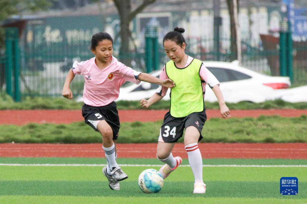 グラウンドで夢を追いかける小・中・高校の女子サッカークラブ　四川省華鎣