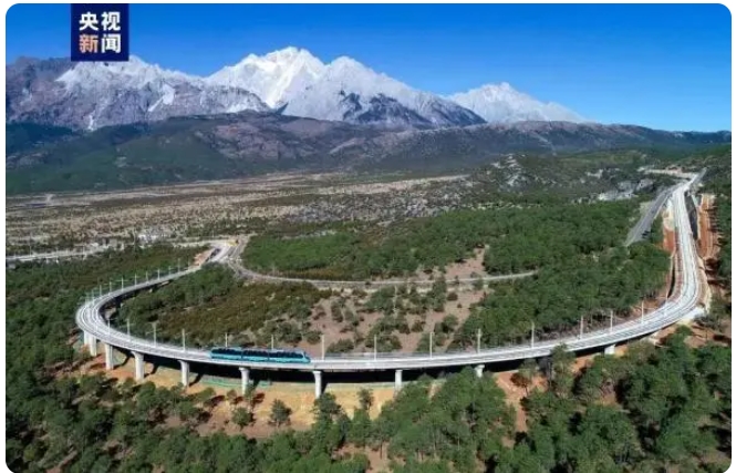 世界初！観光列車「天空の鏡」号、4月末に運行開始　雲南省麗江