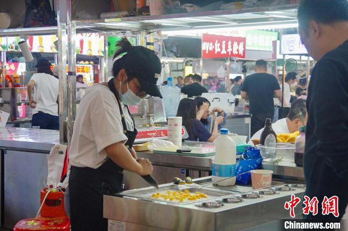 ナイトタイムエコノミーを盛り上げる地元の特色豊かな軽食の数々　広西