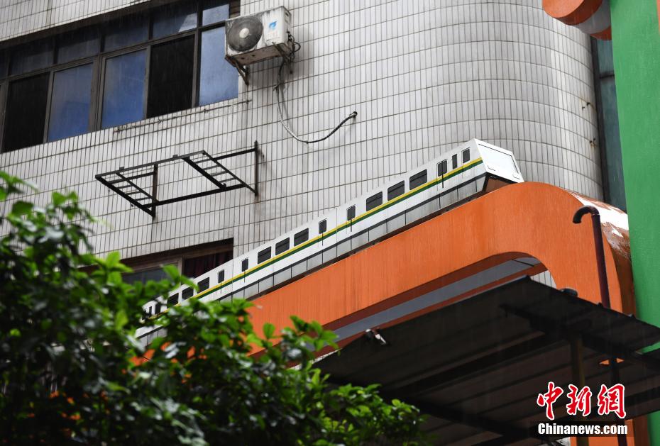 列車をテーマにリノベーションされた重慶の住宅街に設置されている列車模型（4月18日撮影・周毅）。