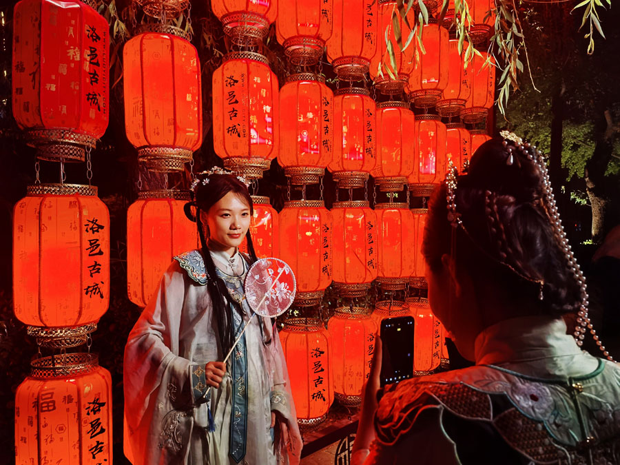 洛邑古城で漢服を着て記念撮影する観光客（4月11日撮影・杜明明）。