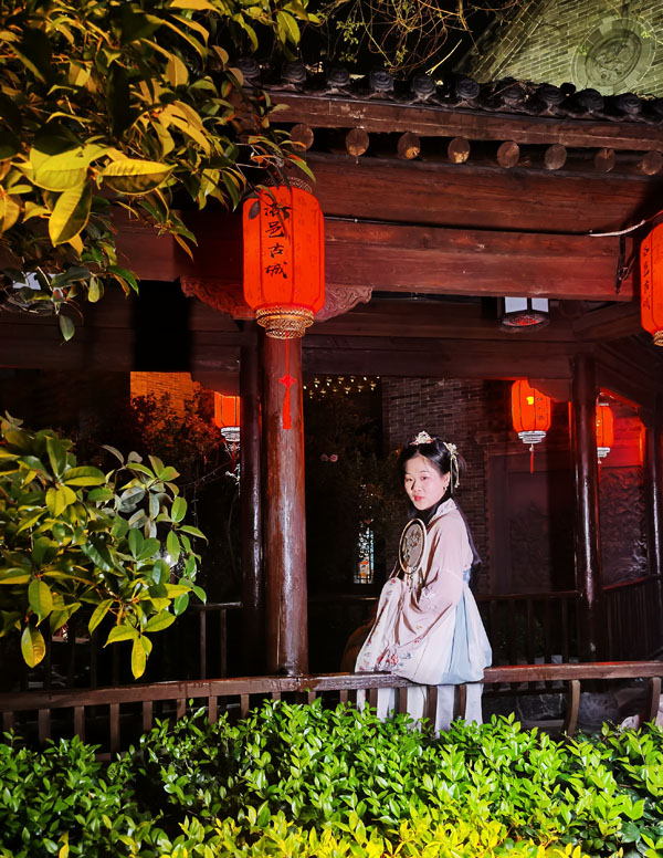 洛邑古城で漢服の美しさを没入型体験　河南省