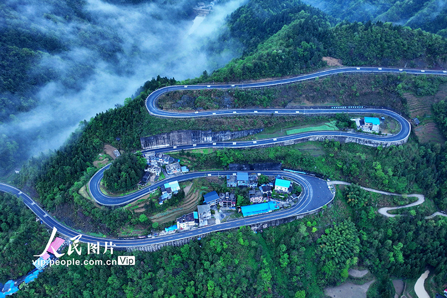 重慶市に広がる美しい山道を上空から撮影