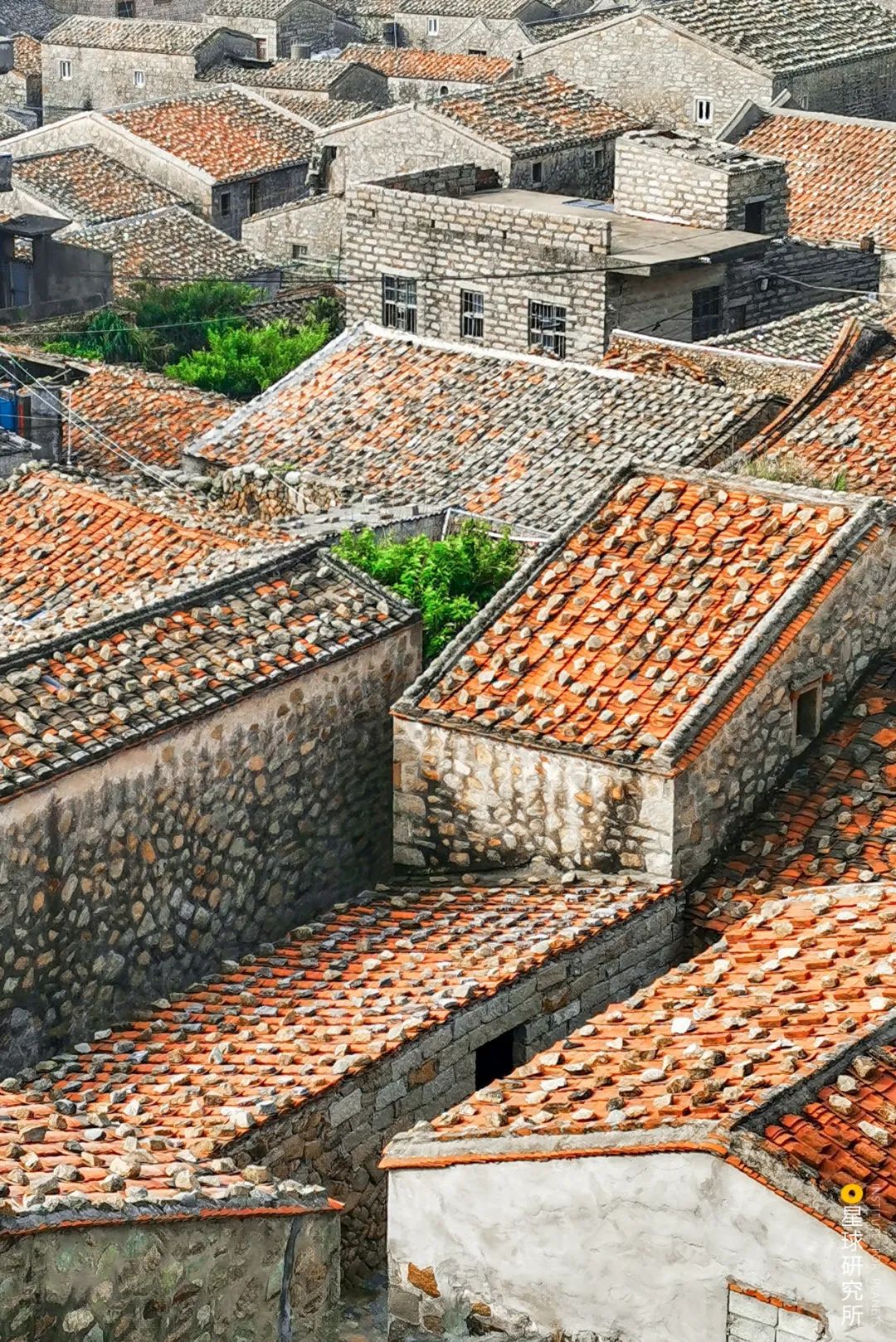 「ウミホタル」のほか、屋根や壁に石が使われた建物が立ち並ぶ平潭県。