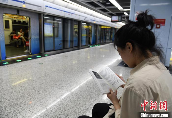 重慶の都市鉄道駅にスキャンすれば本を無料で借りれる「文旅書棚」