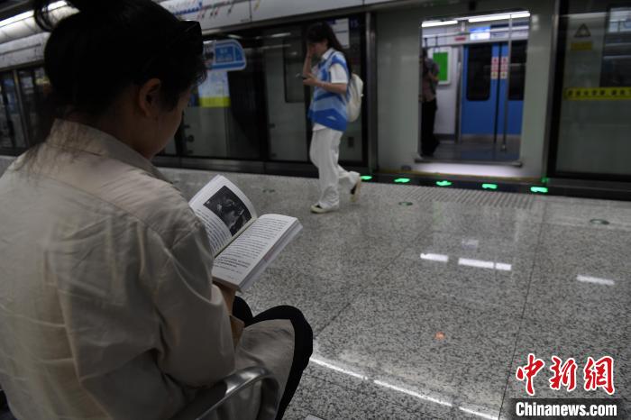 重慶の都市鉄道駅にスキャンすれば本を無料で借りれる「文旅書棚」