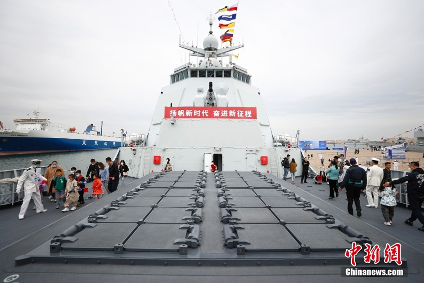 中国海軍が創設記念日艦艇公開イベントを開催