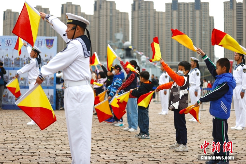 中国海軍が創設記念日艦艇公開イベントを開催