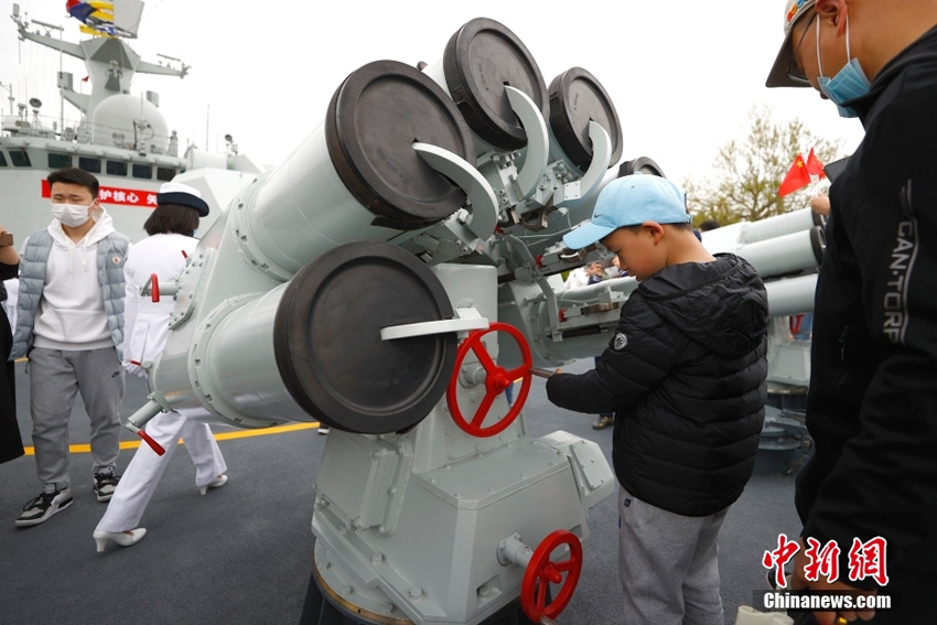 中国海軍が創設記念日艦艇公開イベントを開催